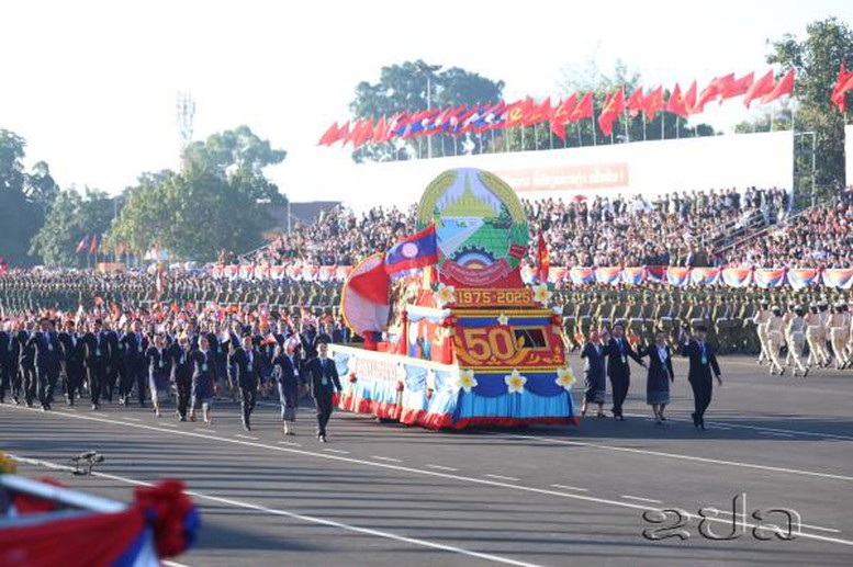 Chùm ảnh: Diễu binh, diễu hành chào mừng 50 năm Quốc khánh Lào- Ảnh 13. Chùm ảnh: Diễu binh, diễu hành chào mừng 50 năm Quốc khánh Lào- Ảnh 13.