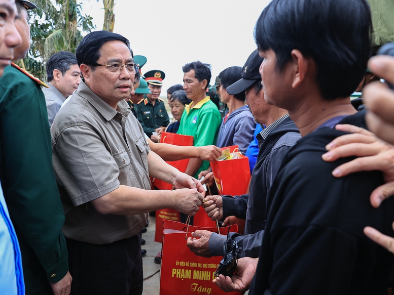 Khẩn trương khắc phục hậu quả do lũ lụt, nhanh chóng khôi phục sản xuất, ổn định đời sống Nhân dân- Ảnh 1.