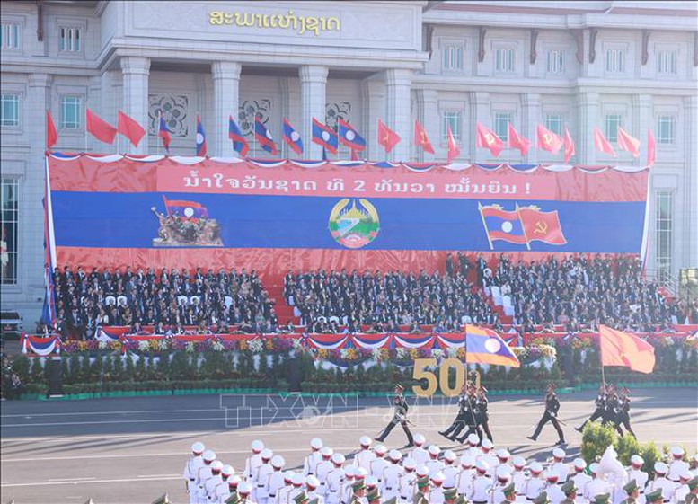 Chùm ảnh: Diễu binh, diễu hành chào mừng 50 năm Quốc khánh Lào- Ảnh 4. Chùm ảnh: Diễu binh, diễu hành chào mừng 50 năm Quốc khánh Lào- Ảnh 4.