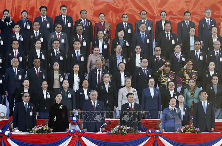 Chùm ảnh: Diễu binh, diễu hành chào mừng 50 năm Quốc khánh Lào- Ảnh 1. Chùm ảnh: Diễu binh, diễu hành chào mừng 50 năm Quốc khánh Lào- Ảnh 1.