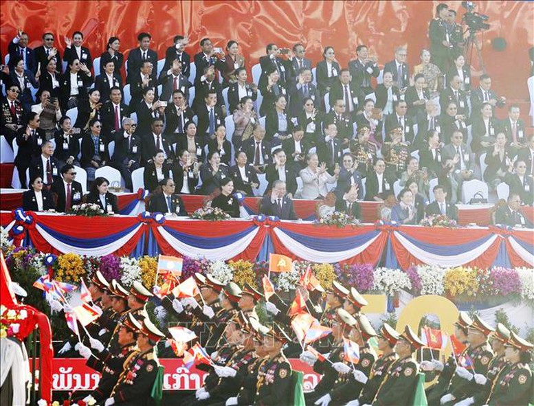 Chùm ảnh: Diễu binh, diễu hành chào mừng 50 năm Quốc khánh Lào- Ảnh 12. Chùm ảnh: Diễu binh, diễu hành chào mừng 50 năm Quốc khánh Lào- Ảnh 12.