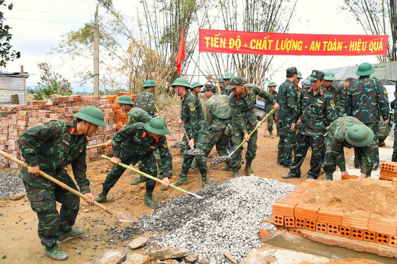 Thần tốc xây dựng lại những mái nhà sau lũ dữ- Ảnh 1.