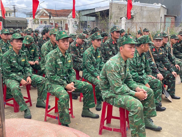 Thần tốc xây dựng lại những mái nhà sau lũ dữ- Ảnh 8.