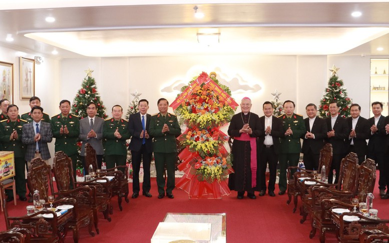 Bộ Tư lệnh Quân khu 4 chúc mừng Giáng sinh Tổng Giáo phận Huế