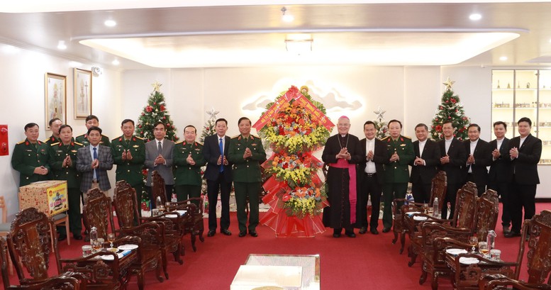 Bộ Tư lệnh Quân khu 4 chúc mừng Giáng sinh Tổng Giáo phận Huế- Ảnh 1. Bộ Tư lệnh Quân khu 4 chúc mừng Giáng sinh Tổng Giáo phận Huế- Ảnh 1.