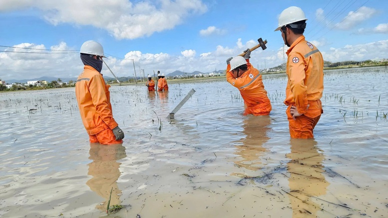 Khôi phục điện sau bão số 13 tại Gia Lai: Cuộc chạy đua với 3 kỷ lục- Ảnh 1.