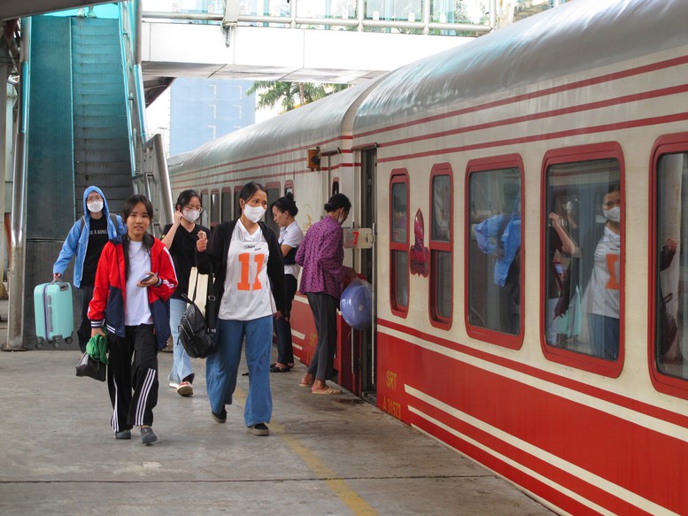 Vận tải khách đường sắt tăng trưởng rõ nét trong năm 2025 - Ảnh 2.