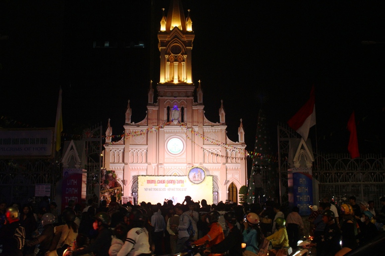 Đông đảo người dân xuống phố, đến nhà thờ đón Giáng sinh tại Đà Nẵng- Ảnh 2.