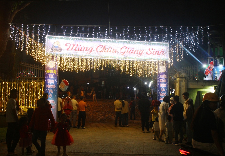 Đông đảo người dân xuống phố, đến nhà thờ đón Giáng sinh tại Đà Nẵng- Ảnh 3.