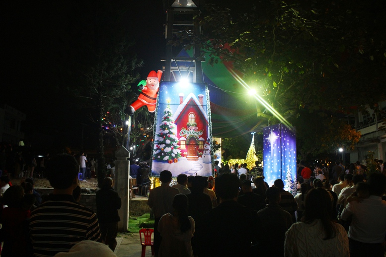 Đông đảo người dân xuống phố, đến nhà thờ đón Giáng sinh tại Đà Nẵng- Ảnh 4.