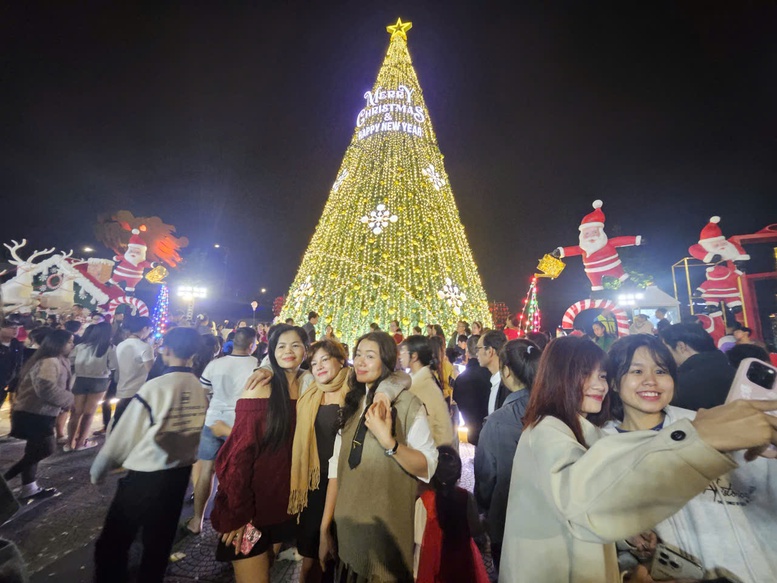 Đông đảo người dân xuống phố, đến nhà thờ đón Giáng sinh tại Đà Nẵng- Ảnh 5.