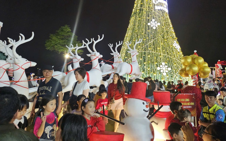 Đông đảo người dân xuống phố, đến nhà thờ đón Giáng sinh tại Đà Nẵng