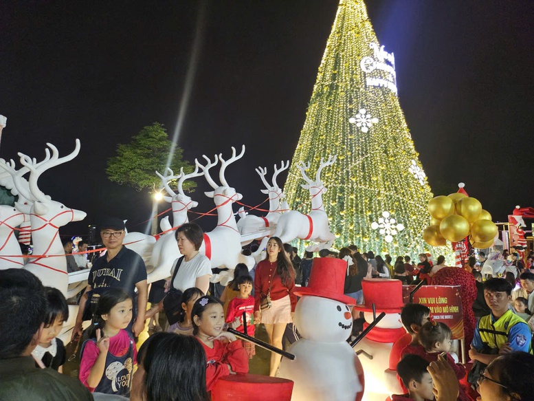 Đông đảo người dân xuống phố, đến nhà thờ đón Giáng sinh tại Đà Nẵng- Ảnh 1.