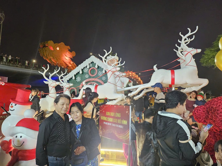 Đông đảo người dân xuống phố, đến nhà thờ đón Giáng sinh tại Đà Nẵng- Ảnh 7.