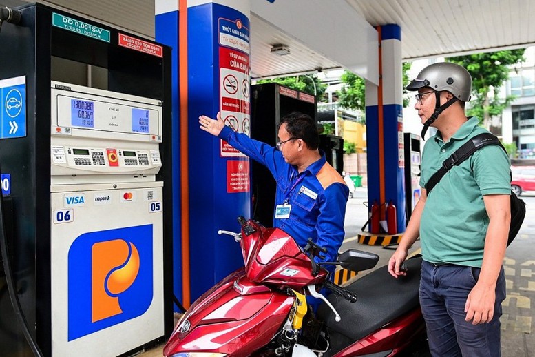 Giá xăng giảm mạnh- Ảnh 1.