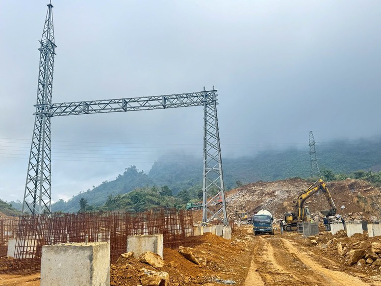 Tập trung cao độ san nền, phá đá tạo mặt bằng thi công TBA 220 kV Phong Thổ- Ảnh 1.