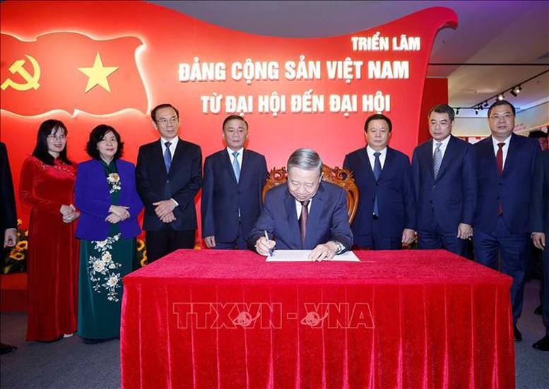 Tổng Bí thư Tô Lâm dự khai mạc triển lãm 'Đảng Cộng sản Việt Nam - Từ Đại hội đến Đại hội'- Ảnh 3.