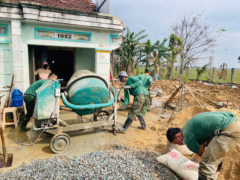 Chiến sĩ Tăng thiết giáp 'vượt nắng thắng mưa' dựng lại mái ấm ở rốn lũ Hòa Thịnh- Ảnh 4.