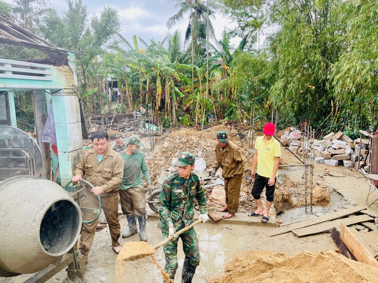 Chiến sĩ Tăng thiết giáp 'vượt nắng thắng mưa' dựng lại mái ấm ở rốn lũ Hòa Thịnh- Ảnh 3.