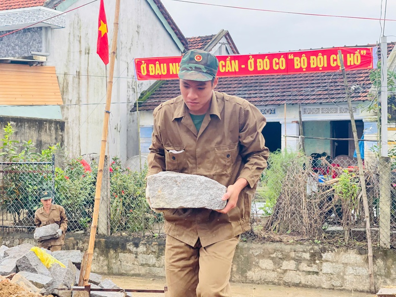Chiến sĩ Tăng thiết giáp 'vượt nắng thắng mưa' dựng lại mái ấm ở rốn lũ Hòa Thịnh- Ảnh 2.