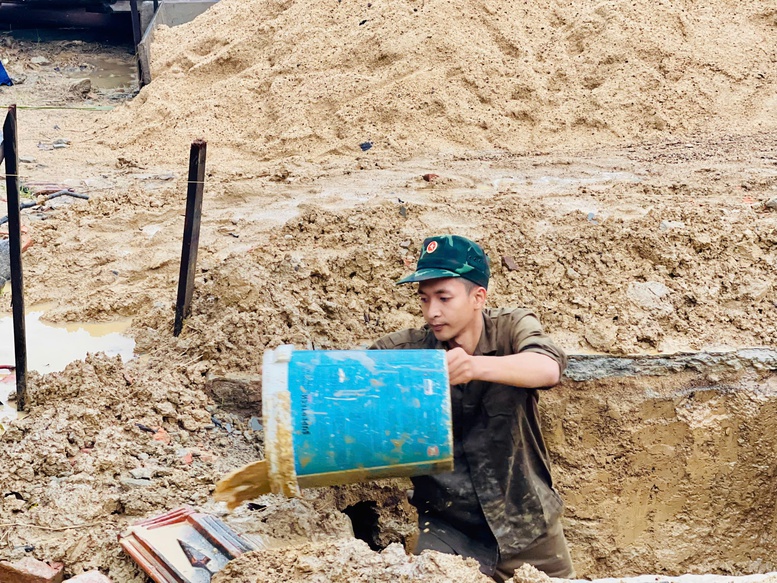 Chiến sĩ Tăng thiết giáp 'vượt nắng thắng mưa' dựng lại mái ấm ở rốn lũ Hòa Thịnh- Ảnh 1.