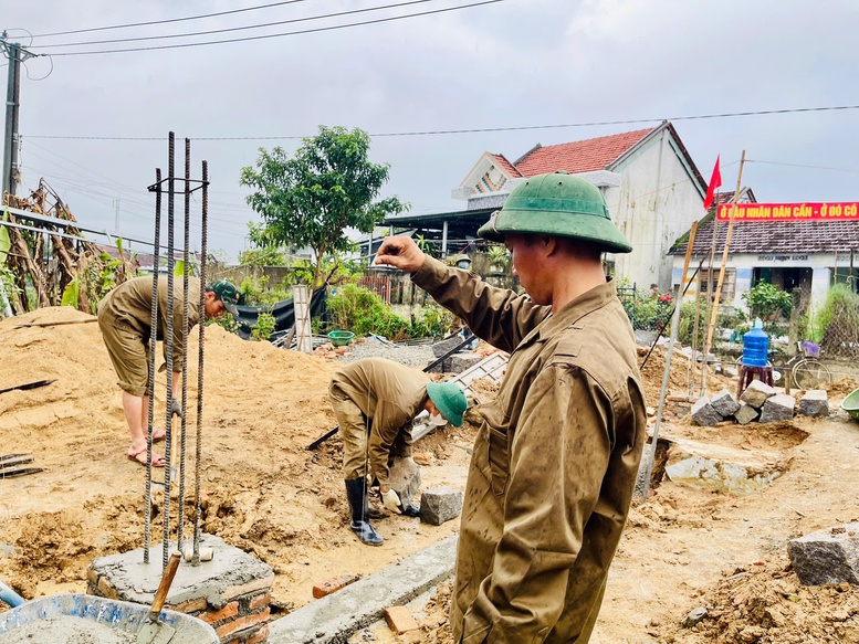 Chiến sĩ Tăng thiết giáp 'vượt nắng thắng mưa' dựng lại mái ấm ở rốn lũ Hòa Thịnh- Ảnh 7.