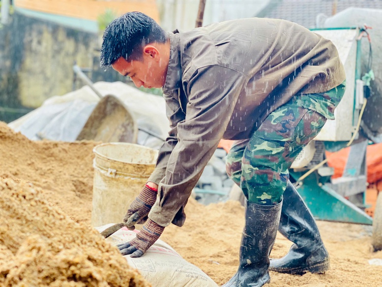 Chiến sĩ Tăng thiết giáp 'vượt nắng thắng mưa' dựng lại mái ấm ở rốn lũ Hòa Thịnh- Ảnh 5.