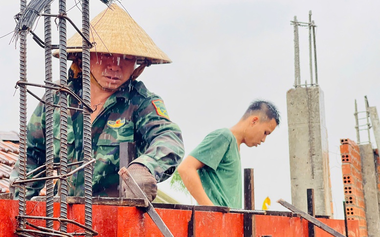 Chiến sĩ Tăng thiết giáp 'vượt nắng thắng mưa' dựng lại mái ấm ở rốn lũ Hòa Thịnh