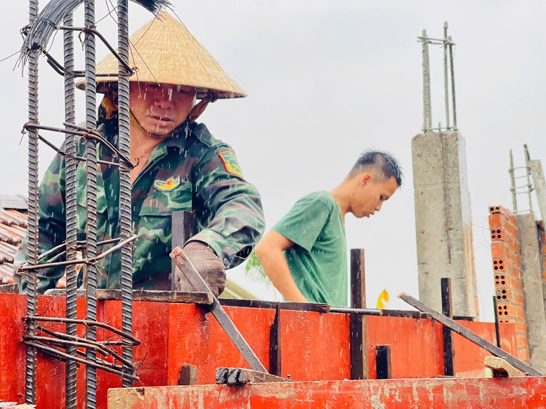 Chiến sĩ Tăng thiết giáp 'vượt nắng thắng mưa' dựng lại mái ấm ở rốn lũ Hòa Thịnh- Ảnh 9.