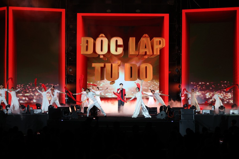 Chương trình nghệ thuật ‘Ánh Dương’: Sợi chỉ đỏ kết nối quá khứ, hiện tại và tương lai- Ảnh 1.