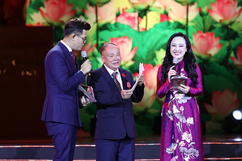 Từ phòng thí nghiệm công nghệ cao đến xưởng cơ khí làng quê: Những ngọn lửa thi đua lan tỏa- Ảnh 2.