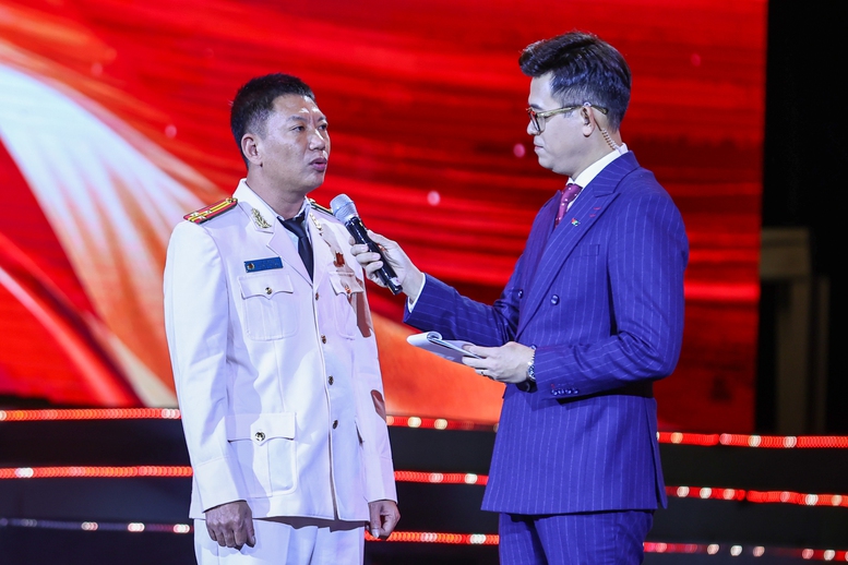 Thượng tá công an bơi 2km trong đêm lũ dữ cứu dân: Tấm gương lan tỏa tinh thần thi đua yêu nước- Ảnh 1.