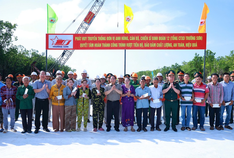 Thủ tướng kiểm tra, đôn đốc một số dự án hạ tầng chiến lược tại Cà Mau- Ảnh 6.