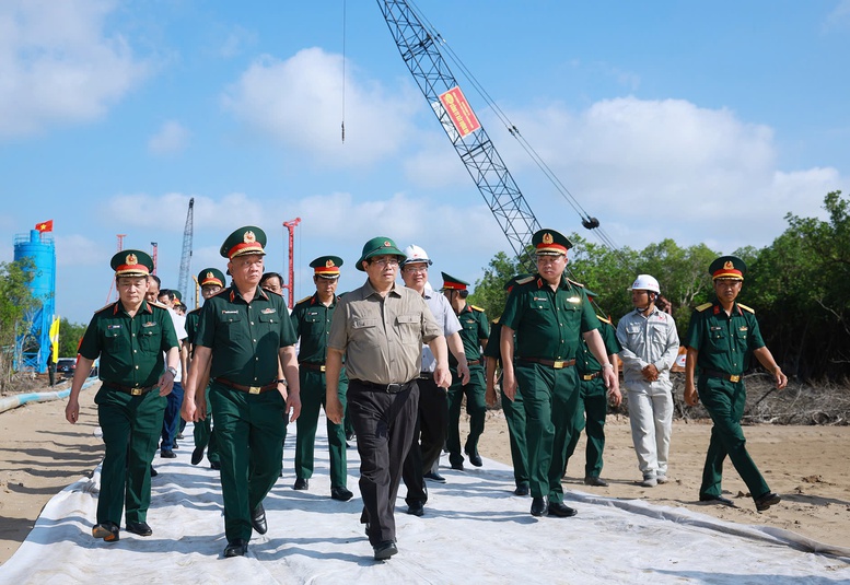 Thủ tướng kiểm tra, đôn đốc một số dự án hạ tầng chiến lược tại Cà Mau- Ảnh 1.