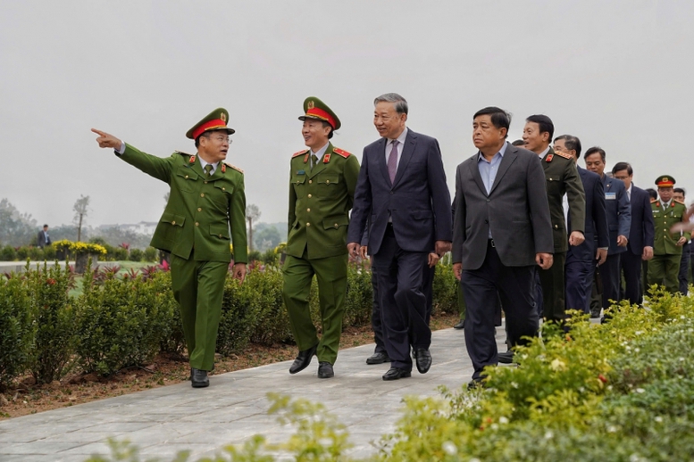 Tổng Bí thư Tô Lâm thăm, làm việc tại Trung tâm Dữ liệu Quốc gia, Bộ Công an- Ảnh 1.