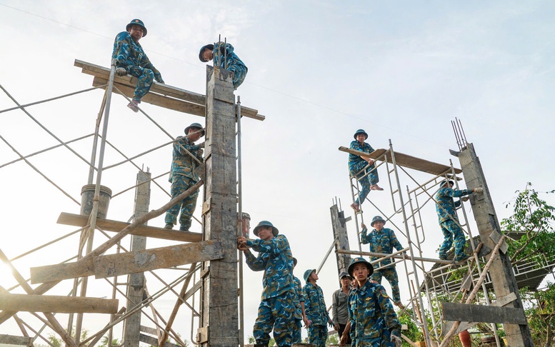Trung đoàn 910 thần tốc thực hiện 'Chiến dịch Quang Trung', mang mái ấm đến với bà con vùng lũ