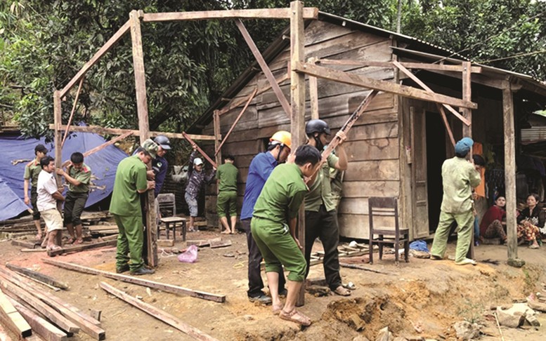 Thủ tướng yêu cầu hằng tuần báo cáo tiến độ xây dựng, sửa chữa nhà cho Nhân dân sau bão, lũ