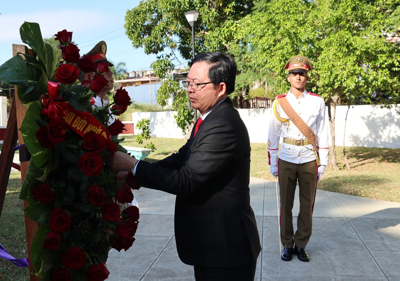 Phó Thủ tướng Hồ Quốc Dũng dâng hoa tưởng niệm Chủ tịch Hồ Chí Minh tại Thủ đô La Habana- Ảnh 1.