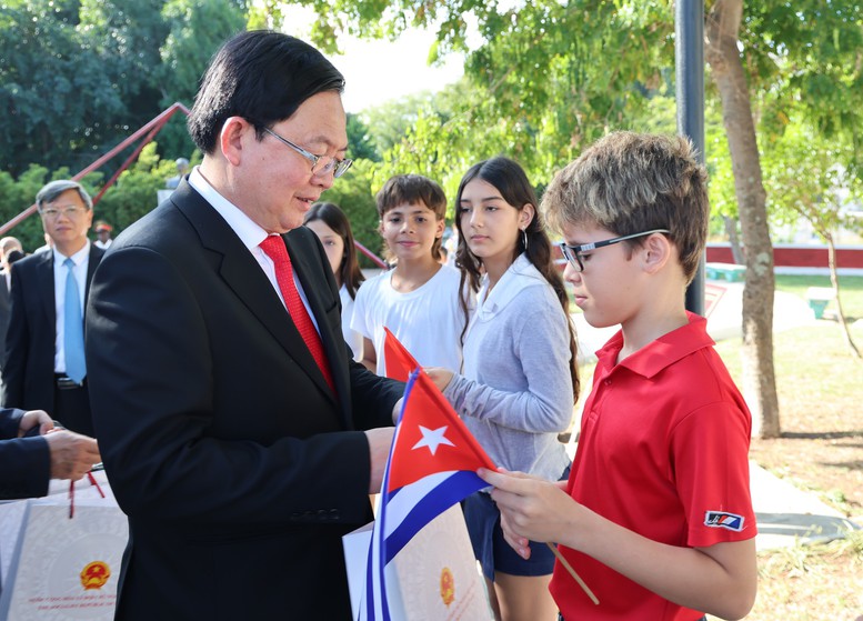 Phó Thủ tướng Hồ Quốc Dũng dâng hoa tưởng niệm Chủ tịch Hồ Chí Minh tại Thủ đô La Habana- Ảnh 4.