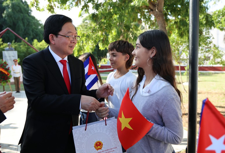 Phó Thủ tướng Hồ Quốc Dũng dâng hoa tưởng niệm Chủ tịch Hồ Chí Minh tại Thủ đô La Habana- Ảnh 5.