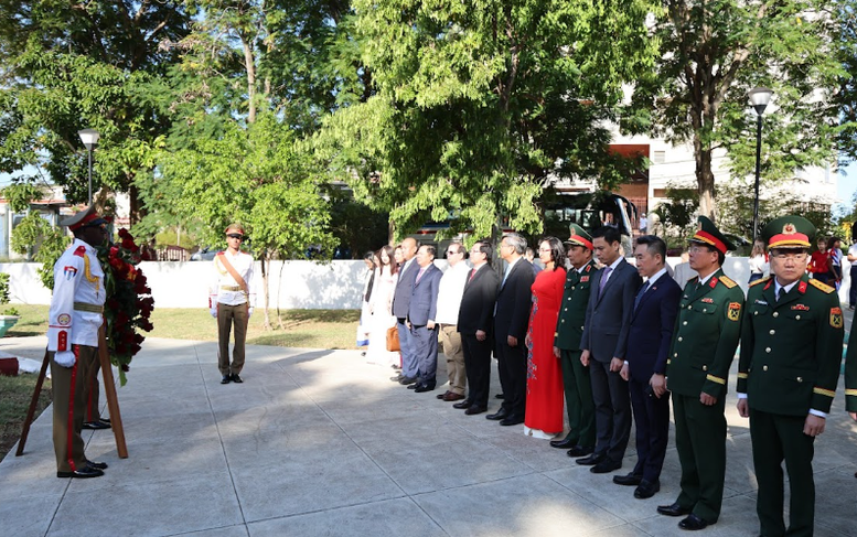 Phó Thủ tướng Hồ Quốc Dũng dâng hoa tưởng niệm Chủ tịch Hồ Chí Minh tại Thủ đô La Habana- Ảnh 2.