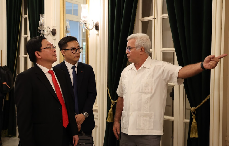 Phó Thủ tướng Hồ Quốc Dũng dâng hoa tưởng niệm Chủ tịch Hồ Chí Minh tại Thủ đô La Habana- Ảnh 7.