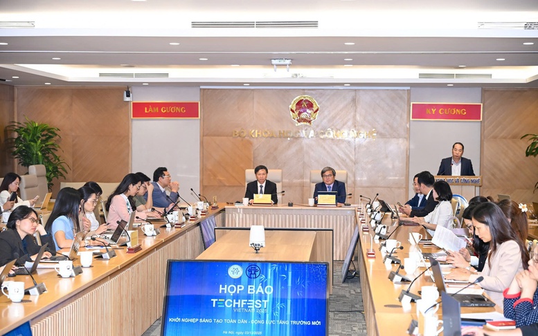 TECHFEST lần đầu tổ chức tại phố đi bộ Hồ Hoàn Kiếm