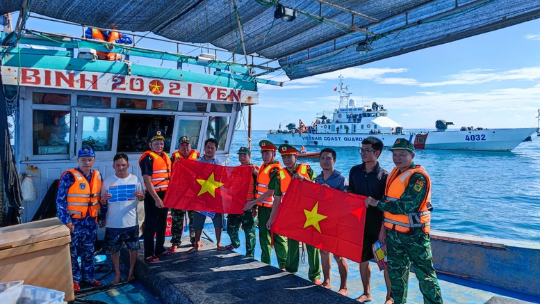 Vùng Cảnh sát biển 2 xử phạt 87 tàu cá vi phạm quy định về khai thác thủy sản- Ảnh 1. Vùng Cảnh sát biển 2 xử phạt 87 tàu cá vi phạm quy định về khai thác thủy sản- Ảnh 1.