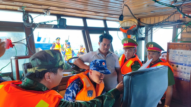 Vùng Cảnh sát biển 2 xử phạt 87 tàu cá vi phạm quy định về khai thác thủy sản- Ảnh 2. Vùng Cảnh sát biển 2 xử phạt 87 tàu cá vi phạm quy định về khai thác thủy sản- Ảnh 2.