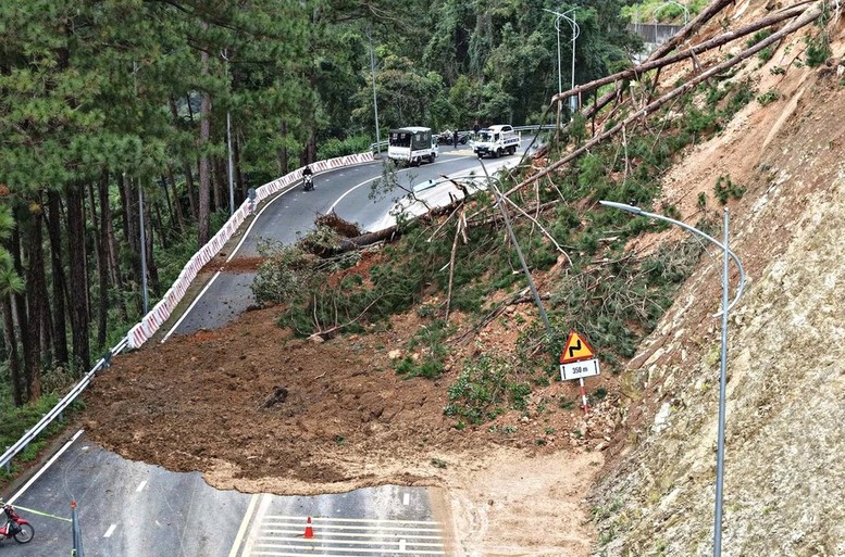 Lâm Đồng: Đèo Prenn tiếp tục sạt lở, đường sắt điều tàu hàng 200 tấn trấn giữ cầu- Ảnh 1.