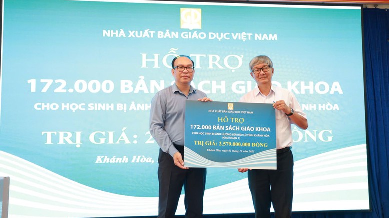 Hơn 538.000 bản sách giáo khoa được trao tới học sinh Đắk Lắk, Khánh Hòa sau lũ- Ảnh 1. Hơn 538.000 bản sách giáo khoa được trao tới học sinh Đắk Lắk, Khánh Hòa sau lũ- Ảnh 1.