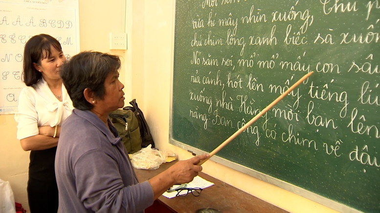 Hành trình bền bỉ của những người thắp chữ vùng cao- Ảnh 3. Hành trình bền bỉ của những người thắp chữ vùng cao- Ảnh 3.