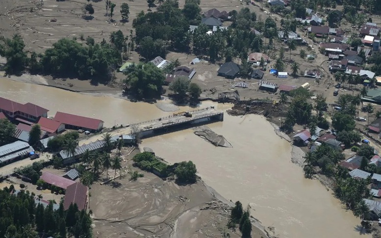 Lũ lụt tại Indonesia: Hơn 900 người thiệt mạng, 410 người mất tích- Ảnh 1. Lũ lụt tại Indonesia: Hơn 900 người thiệt mạng, 410 người mất tích- Ảnh 1.