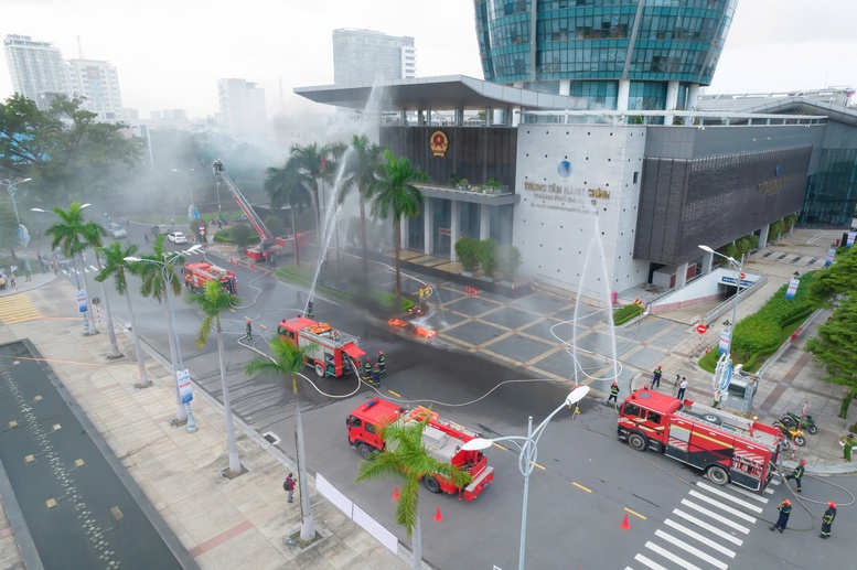 Diễn tập chữa cháy, ứng cứu 1.200 người tại Trung tâm hành chính TP. Đà Nẵng- Ảnh 1.